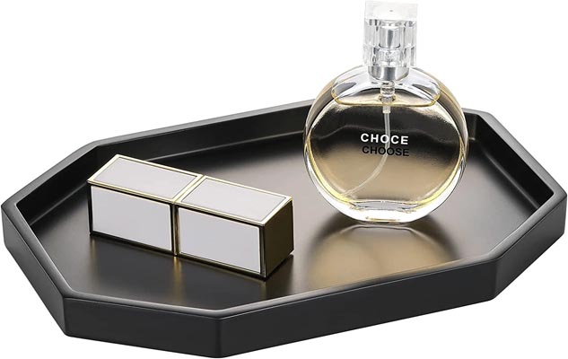 small-black-tray-with-perfume