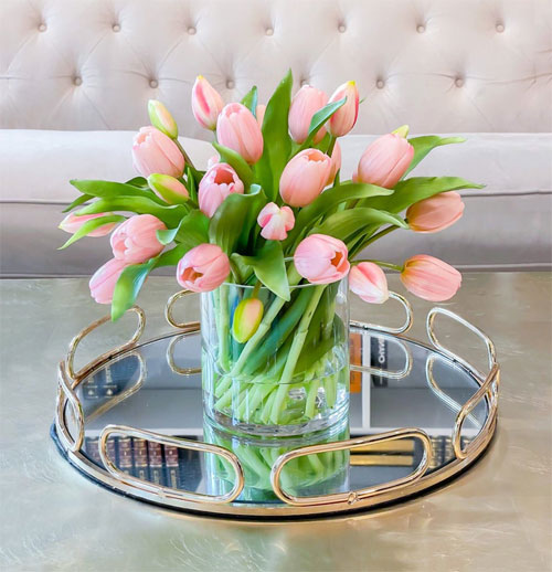 tulip-flower-arrangement-in-glass-Etsy-kitchen-table-centerpiece-ideas