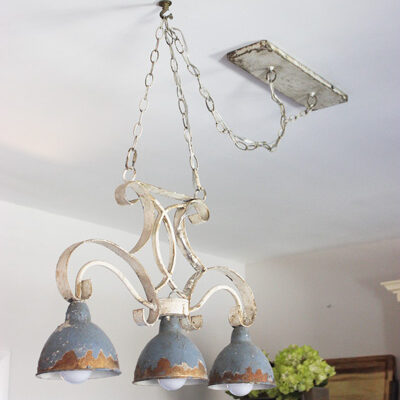 swag-chandelier-light-in-kitchen