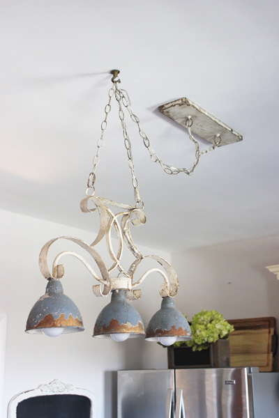swag-chandelier-light-in-kitchen