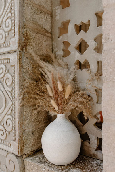 white-vase-with-pampas-grass
